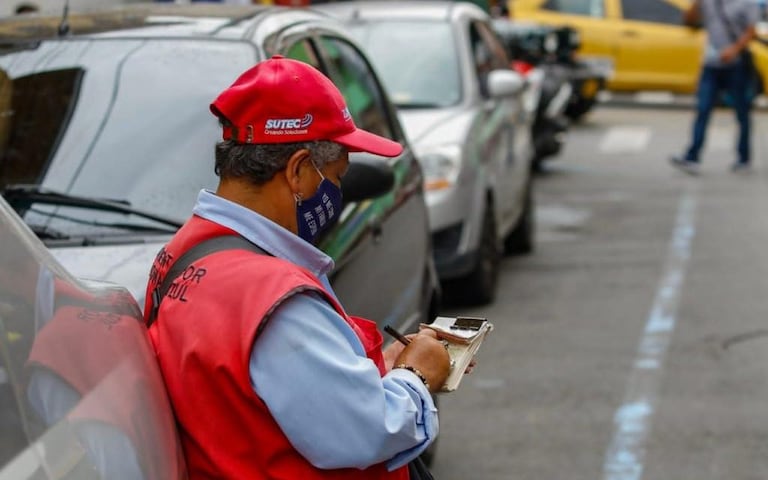 Estos lugares están regulados por más de 80 colaboradores, quienes se encargan de recaudar el dinero por la utilización del espacio público
