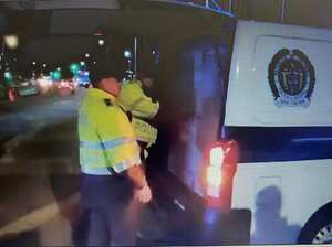 El asesino del joven en el Portal Usme fue conducido en una patrulla de la Policía para iniciar el proceso de judicialización.
Foto tomada del video de la Policía