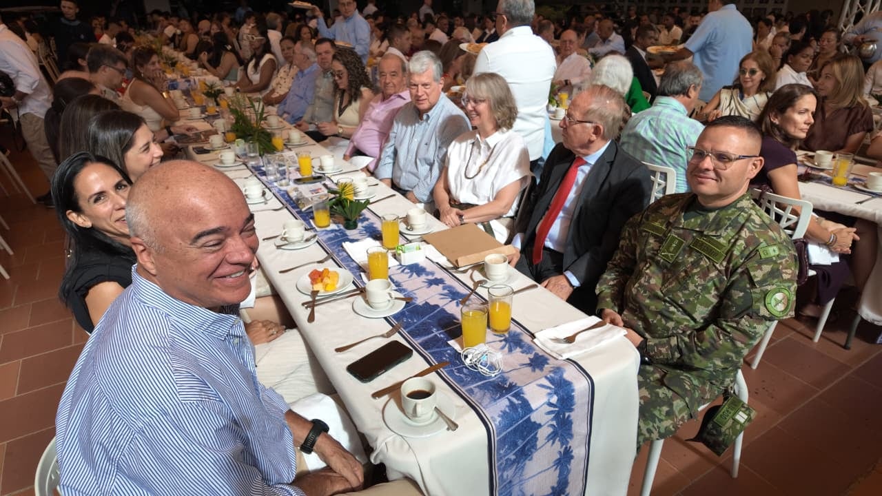Estudiantes de colegios y universidades fueron homenajeados por alcanzar promedios académicos superiores a 4.0 en el Desayuno de Mejores Estudiantes.