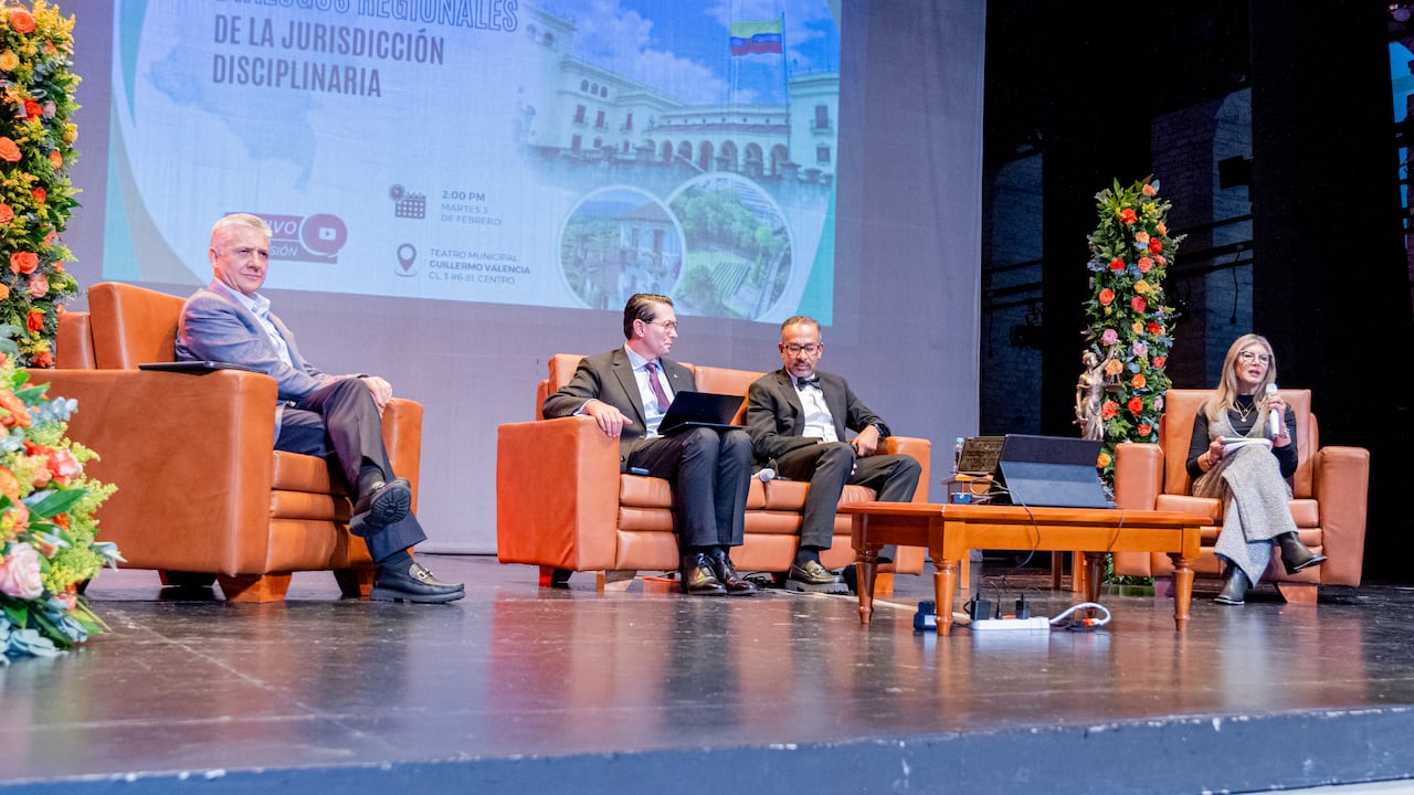 Autoridades municipales y representantes del sector judicial participaron en la instalación de la jornada académica en el Teatro Municipal Guillermo Valencia.