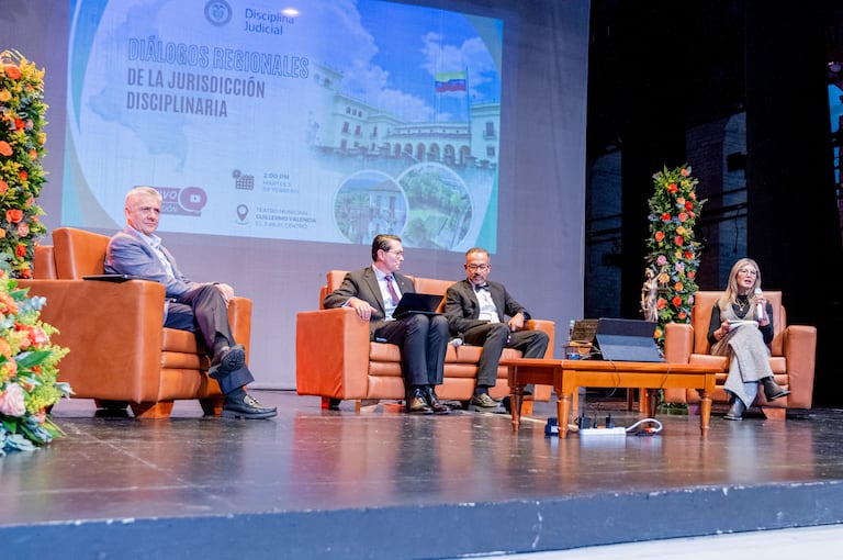 Autoridades municipales y representantes del sector judicial participaron en la instalación de la jornada académica en el Teatro Municipal Guillermo Valencia.