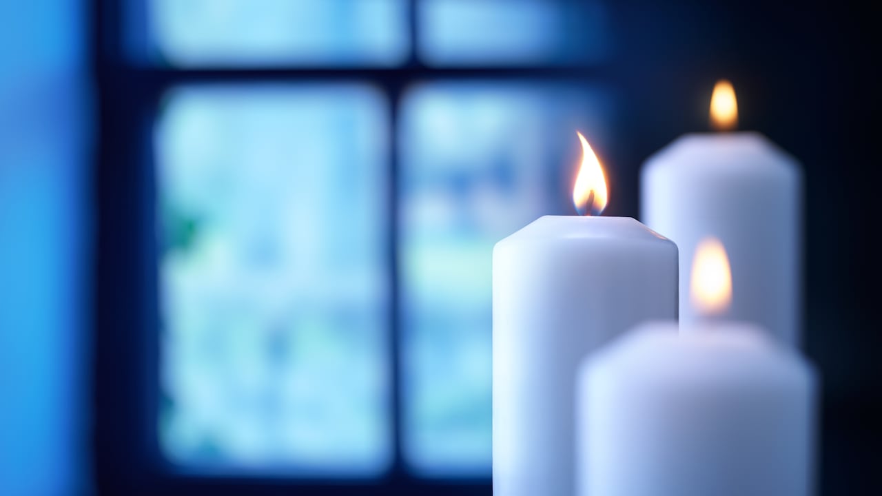 Inmersión en la magia de las velas, donde ciertas opciones se presentan como aliados en la lucha contra las envidias. Descubre cómo pueden ser poderosas guardianas de la paz interior.