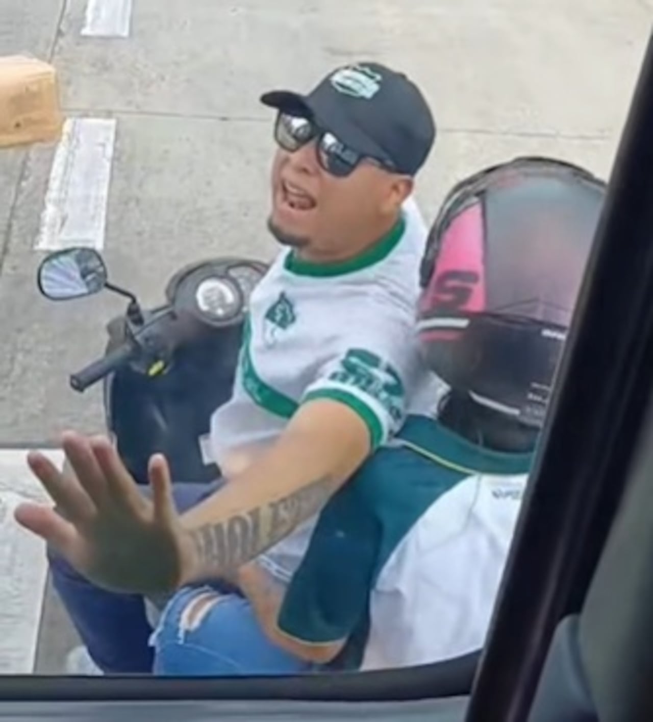 El bus del sistema masivo terminó con daños en su parte frontal, incluido el vidrio panorámico, tras los disturbios registrados.