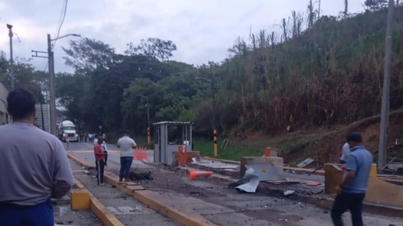 Este ataque a la infraestructura vial del Cauca se presenta tras la aparición en un vídeo de alias Marlon, comandante de las disidencias de las Farc que anunció una guerra abierta contra el gobierno de Abelardo de la Espriella.