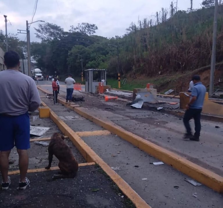 Este ataque a la infraestructura vial del Cauca se presenta tras la aparición en un vídeo de alias Marlon, comandante de las disidencias de las Farc que anunció una guerra abierta contra el gobierno de Abelardo de la Espriella.