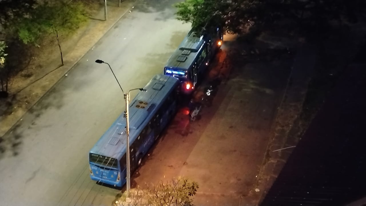 Así luce desde muy temprano el punto de la Avenida 2 Norte con Calle 33 señalado por los residentes como zona de espera de los buses de la ruta P52D.
