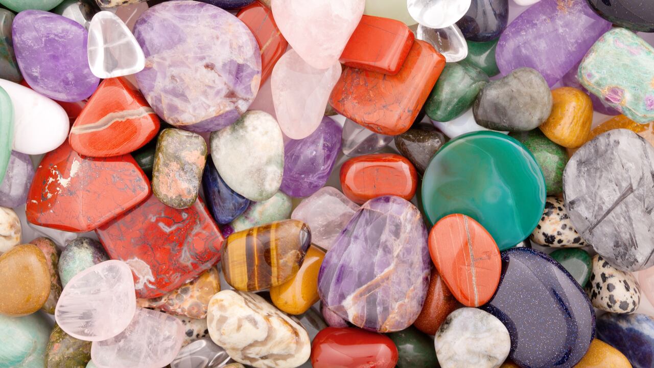 Muchos tipos diferentes de minerales coloridos y gemas semipreciosas.