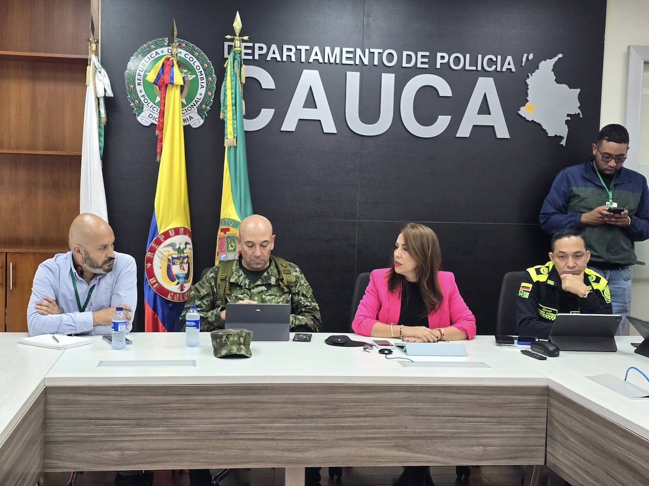 En su compromiso por seguir impulsando el desarrollo del departamento, la Gobernación del Cauca sostuvo un nuevo encuentro con gremios y empresarios para afianzar el trabajo conjunto y presentarles los proyectos que se adelantan en la región, que busca mejorar su competitividad, de la mano con la fuerza pública.