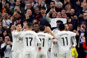 El delantero francés del Real Madrid #09 Kylian Mbappé (R) celebra marcar el gol inicial durante el partido de fútbol de la liga española.