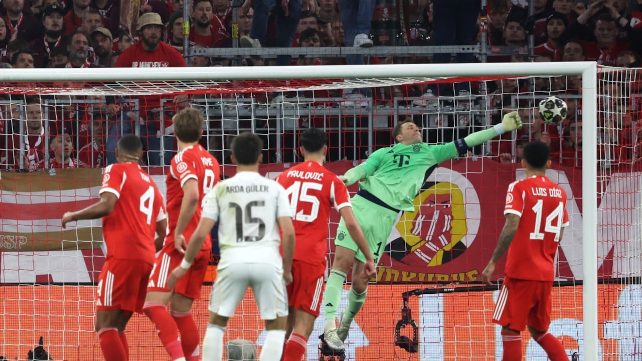El portero alemán del Bayern de Múnich, Manuel Neuer (segundo por la derecha), intenta detener sin éxito el gol del centrocampista turco del Real Madrid, Arda Güler