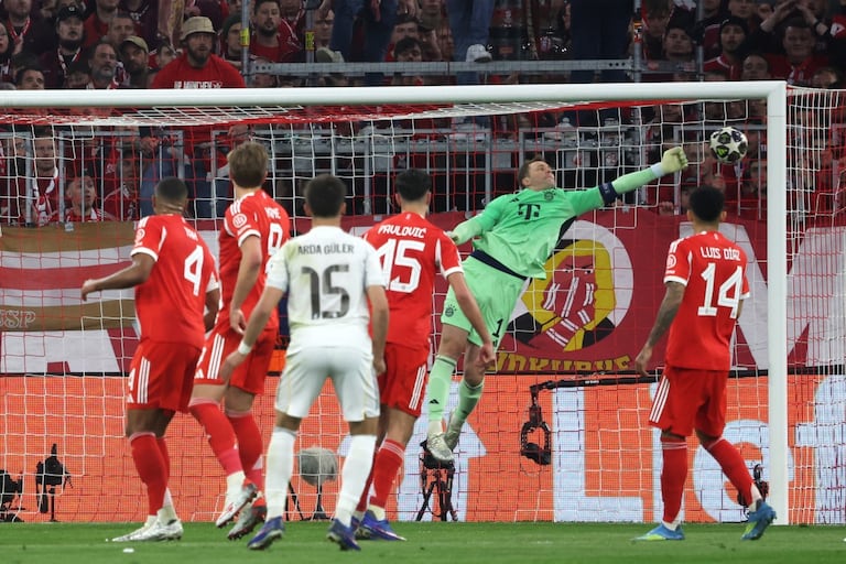 El portero alemán del Bayern de Múnich, Manuel Neuer (segundo por la derecha), intenta detener sin éxito el gol del centrocampista turco del Real Madrid, Arda Güler