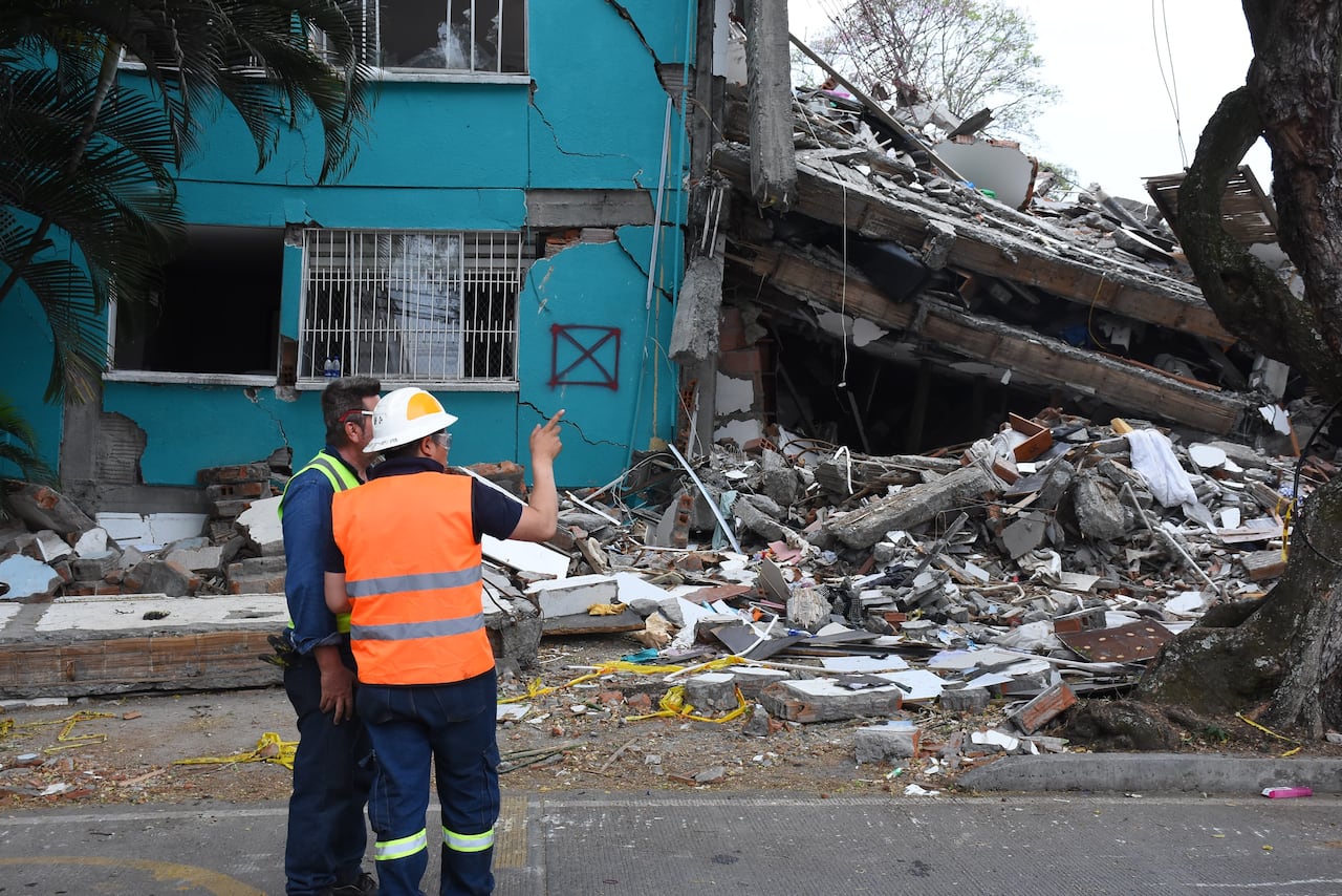 Demolición del Edificio María Mercedes en el barrio Cuarto de Legua.