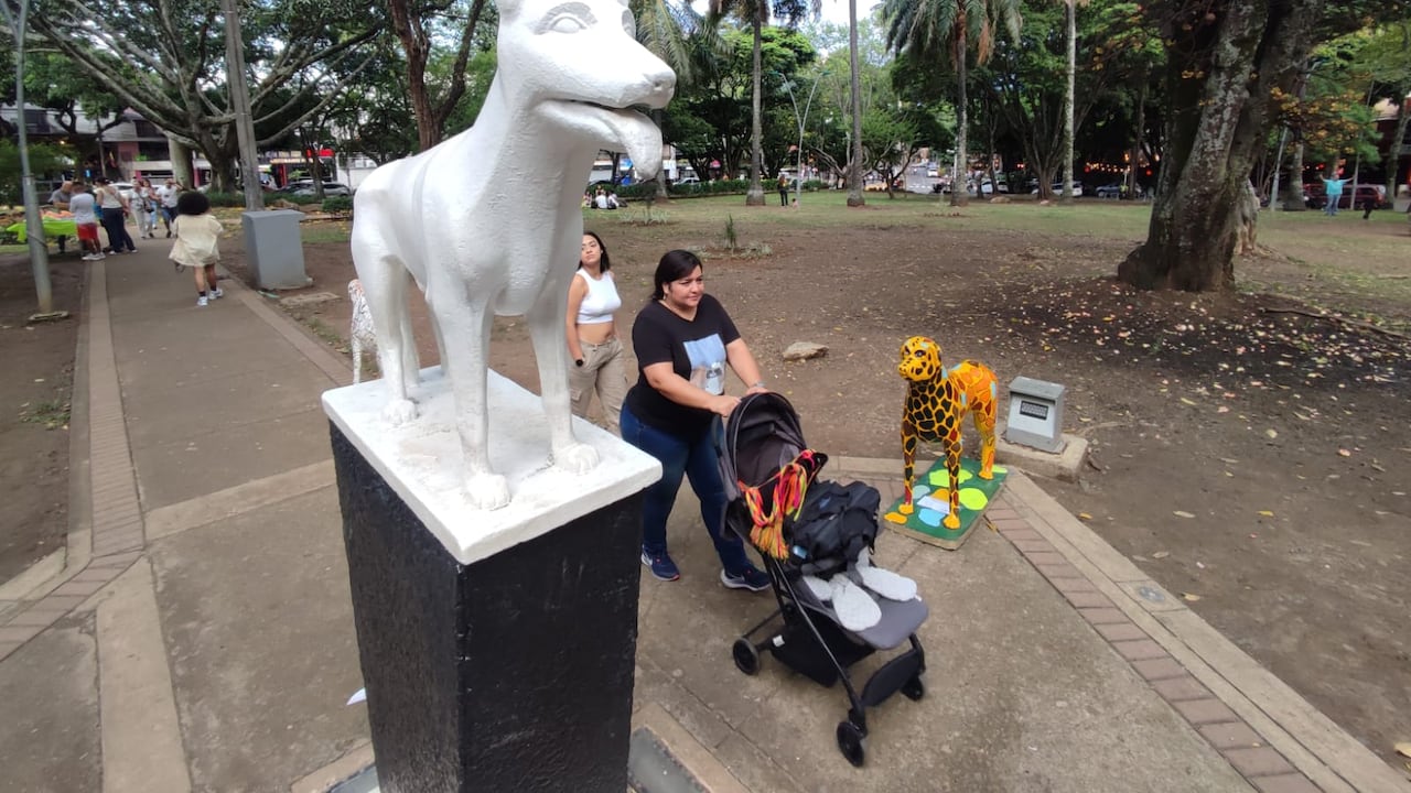 Cali: Durante el fin de semana se llevó a cabo en el Parque del Perro la iniciativa " La novia de Teddy y sus amigos" una exposición de 15 figuras caninas de diferentes artistas nacionales, organizada por los comerciantes del sector y diferentes autoridades. foto José L Guzmán. El País