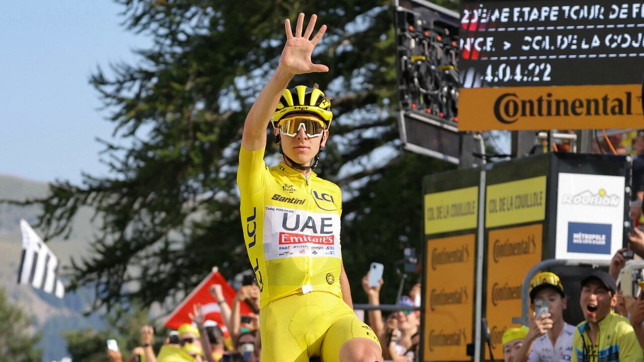 'Manita' arriba para Tadej Pogačar, que este sábado ganó su quinta etapa en el Tour 2024.