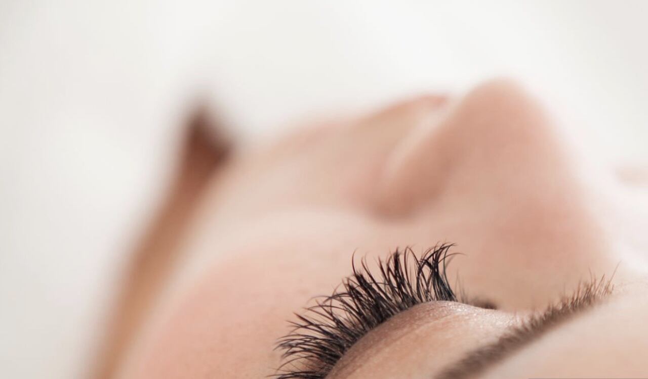 La manzanilla ayuda a que esas pestañas luzcan largas y hermosas