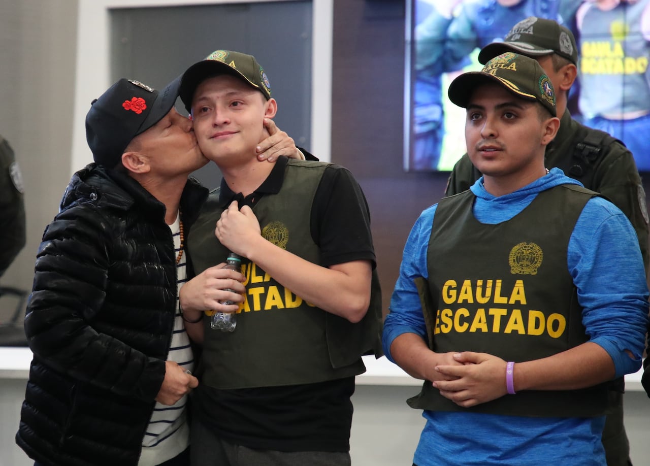 Gaula de la Policía Nacional, con apoyo de comandos Jungla, logró el rescate del cantante Miguel Ayala (hijo del artista Giovanny Ayala) y su mánager Nicolás Pantoja, secuestrados departamento del Cauca”.