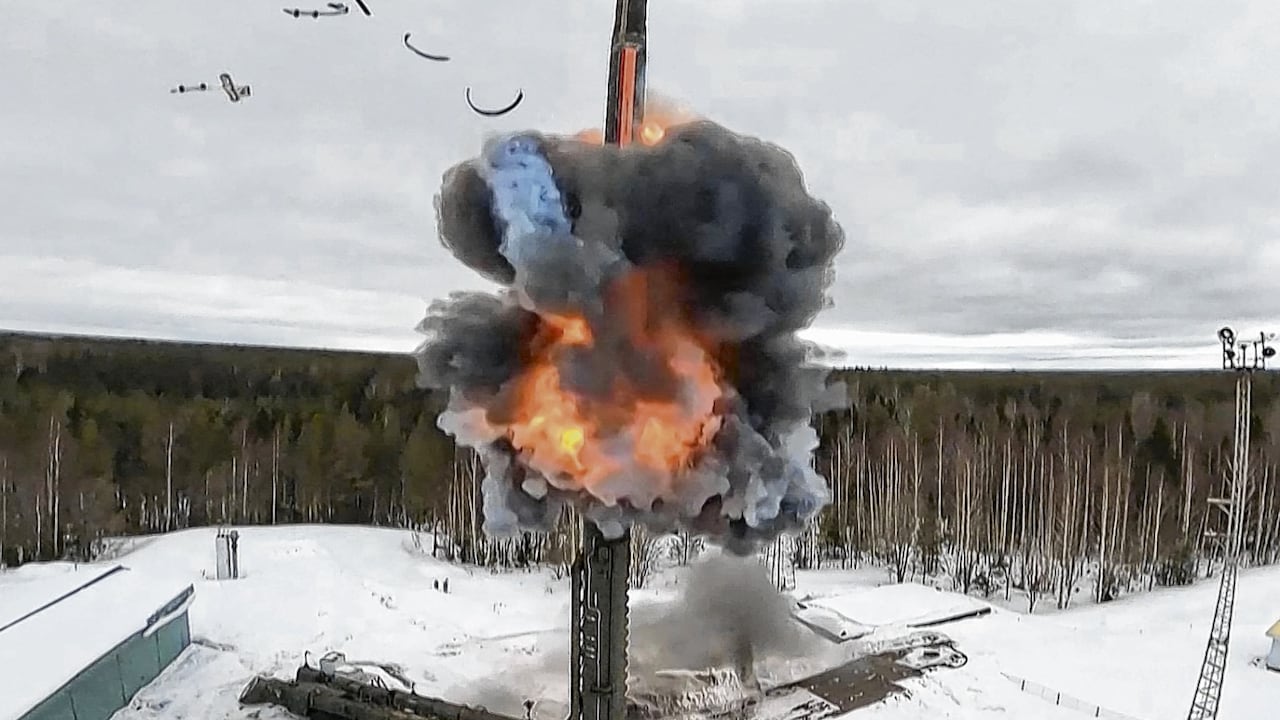 El presidente ruso, Vladimir Putin, advirtió ayer que el conflicto en Ucrania tiene visos de guerra mundial y aseguró que no descarta golpear a las potencias occidentales que suministraron a Kiev armas empleadas para atacar Rusia, tras disparar misil de mediano alcance de última generación contra ese territorio.