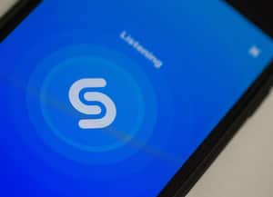 Desde sus modestos inicios como una idea entre amigos en UC Berkeley, Shazam se ha convertido en un pilar de la tecnología musical moderna.