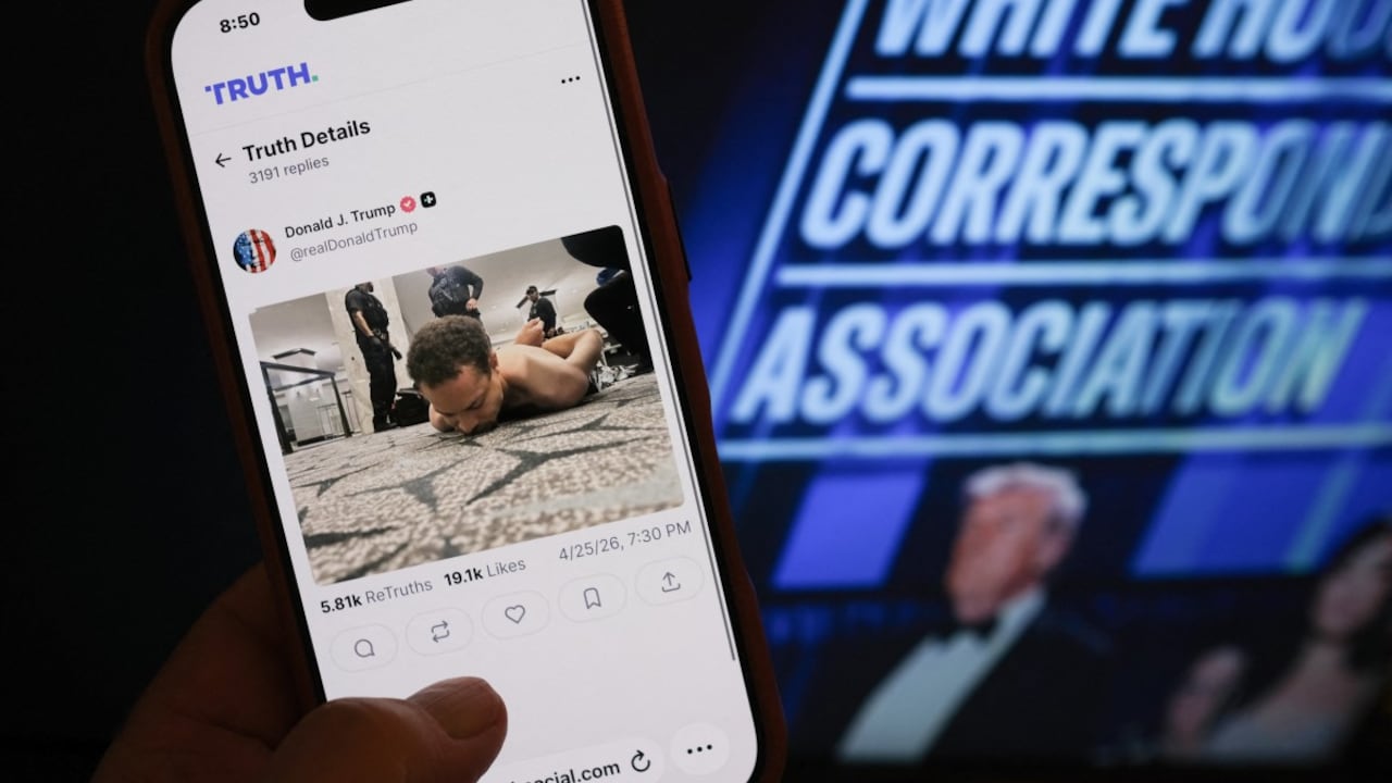 Esta foto ilustrativa, tomada en Los Ángeles, muestra un teléfono con una publicación de Truth Social del presidente estadounidense Donald Trump que exhibe una imagen del presunto sospechoso del tiroteo ocurrido durante la Cena de Corresponsales de la Casa Blanca, quien fue detenido el 25 de abril de 2026.
