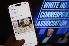 Esta foto ilustrativa, tomada en Los Ángeles, muestra un teléfono con una publicación de Truth Social del presidente estadounidense Donald Trump que exhibe una imagen del presunto sospechoso del tiroteo ocurrido durante la Cena de Corresponsales de la Casa Blanca, quien fue detenido el 25 de abril de 2026.