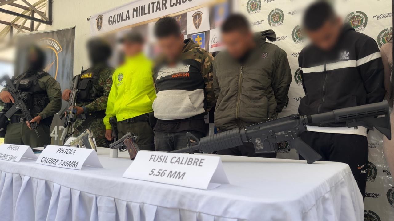 Según las investigaciones, la estructura delincuencial estaría vinculada con los grupos armados residuales o ilegales como los frentes Carlos Patiño y Jaime Martínez de las disidencias de las Farc.