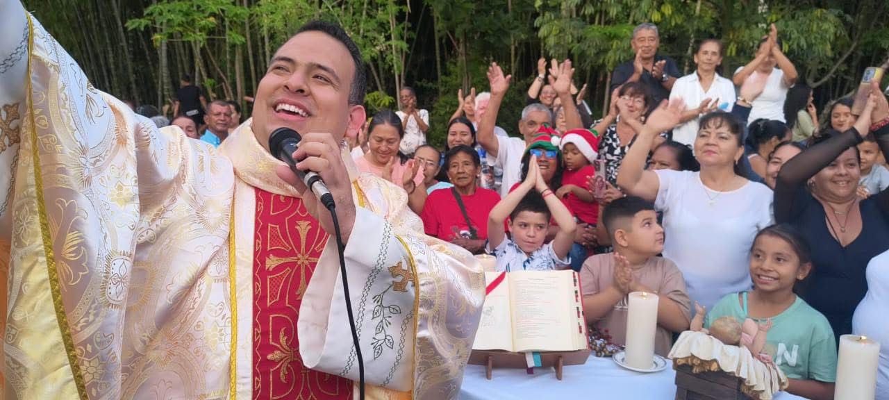 El padre Santiago Vidal publica a diario shorts de un minuto del Evangelio, videos musicales. También transmite la Eucaristía de las 10:00 a. m. de cada domingo y las de Semana Santa.