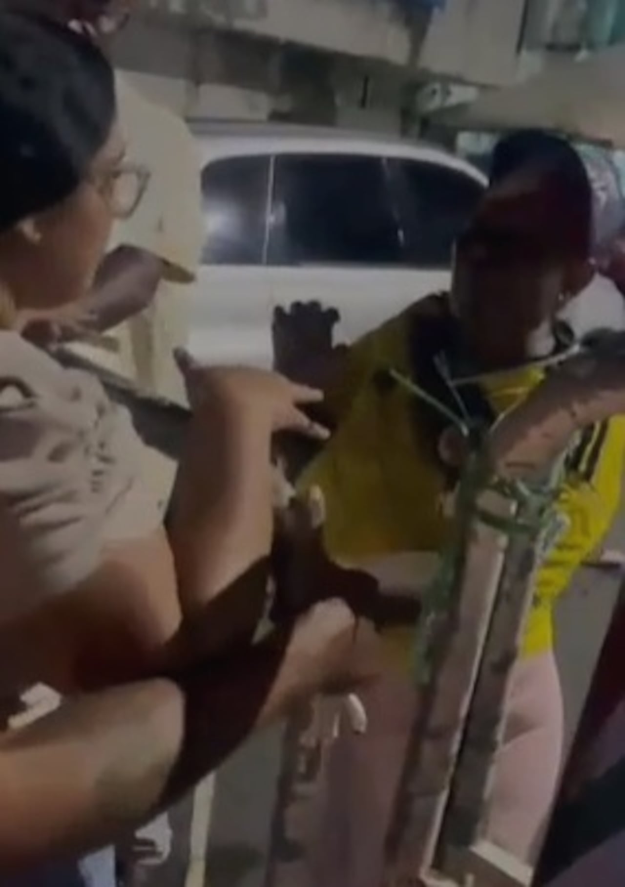 Uno de los lesionados sufrió una herida por arma de fuego, mientras que las demás personas afectadas presentaron contusiones en medio de la batalla campal registrada la noche del domingo.