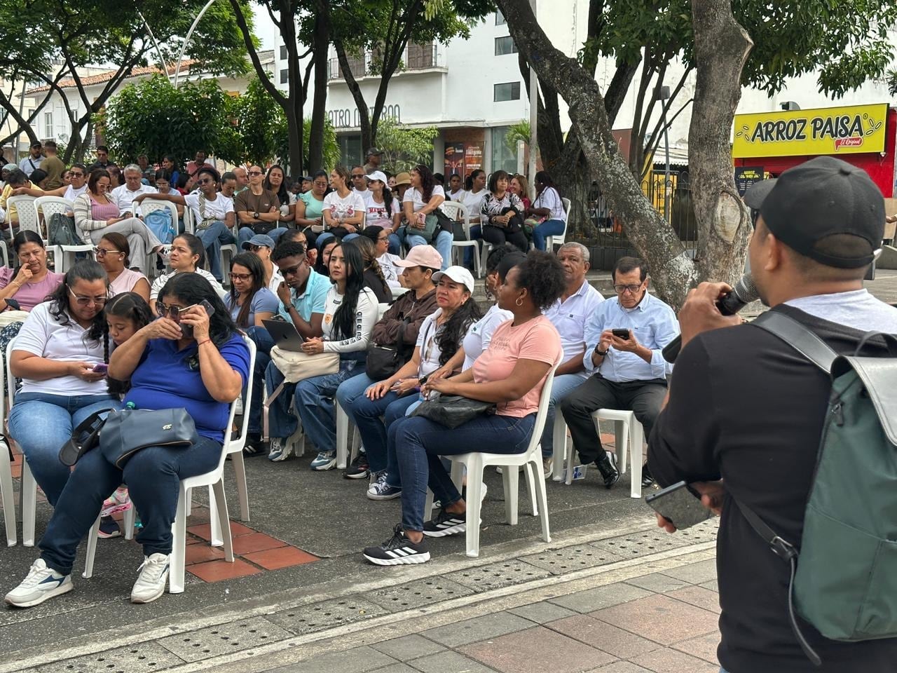 Los docentes reclamaron frente a las instalaciones de la Alcaldía, mayor compromiso de la Uapa, teniendo en cuenta que mientras a otros municipios certificados les giran 2700 pesos por estudiante, a Palmira solo destinan 531 pesos. Foto: Alcaldía de Palmira / El País.