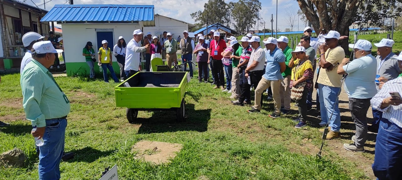 Expertos agrónomos italianos y técnicos del Sena Seccional Cauca lideran una sesión de capacitación en tecnificación y comercialización agroindustrial durante el LabInnova América Latina 2026, dirigida a productores hortofrutícolas del suroccidente colombiano.