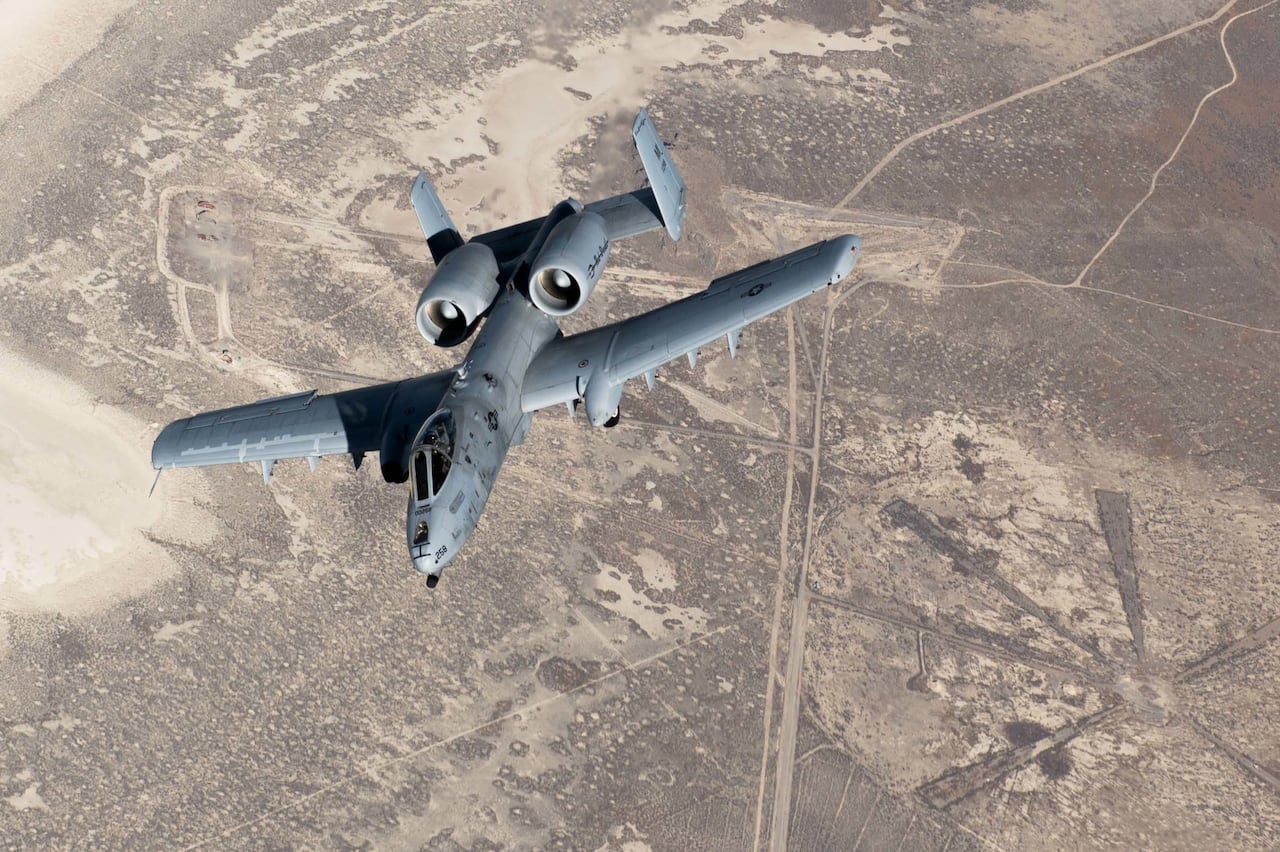 Un A-10 Thunderbolt, también conocido como Warthog, se aleja tras repostar combustible,