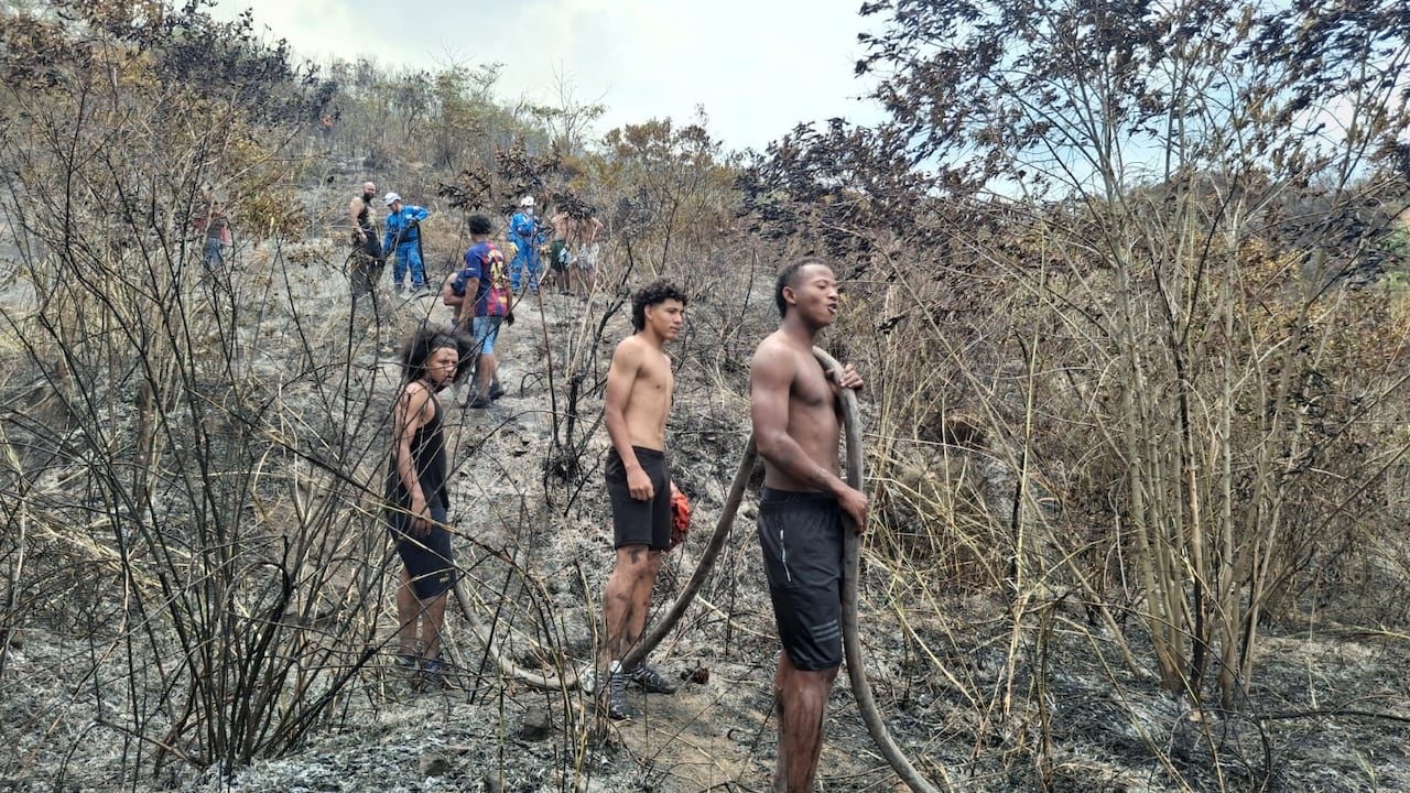 Integrantes del Club Ciclones se unieron a los cuerpos de socorro durante el incendio forestal en los Cerros de Cali.