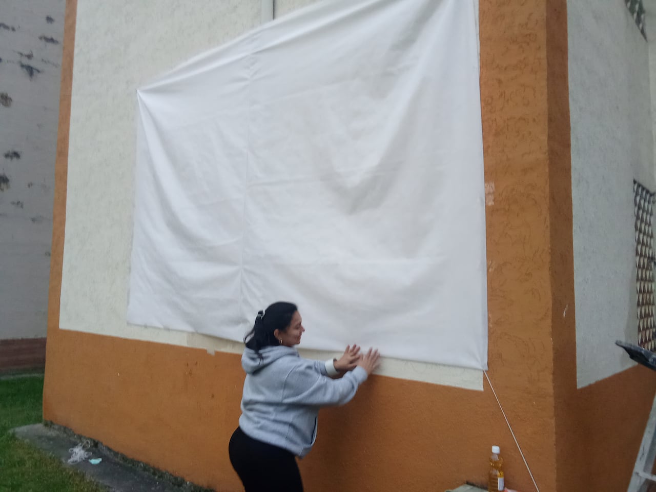 Con una pantalla gigante elaborada de manera artesanal, los habitantes de los bloques de Moscopán disfrutaron del triunfo de la Selección Colombia en un ambiente de integración y sana convivencia.