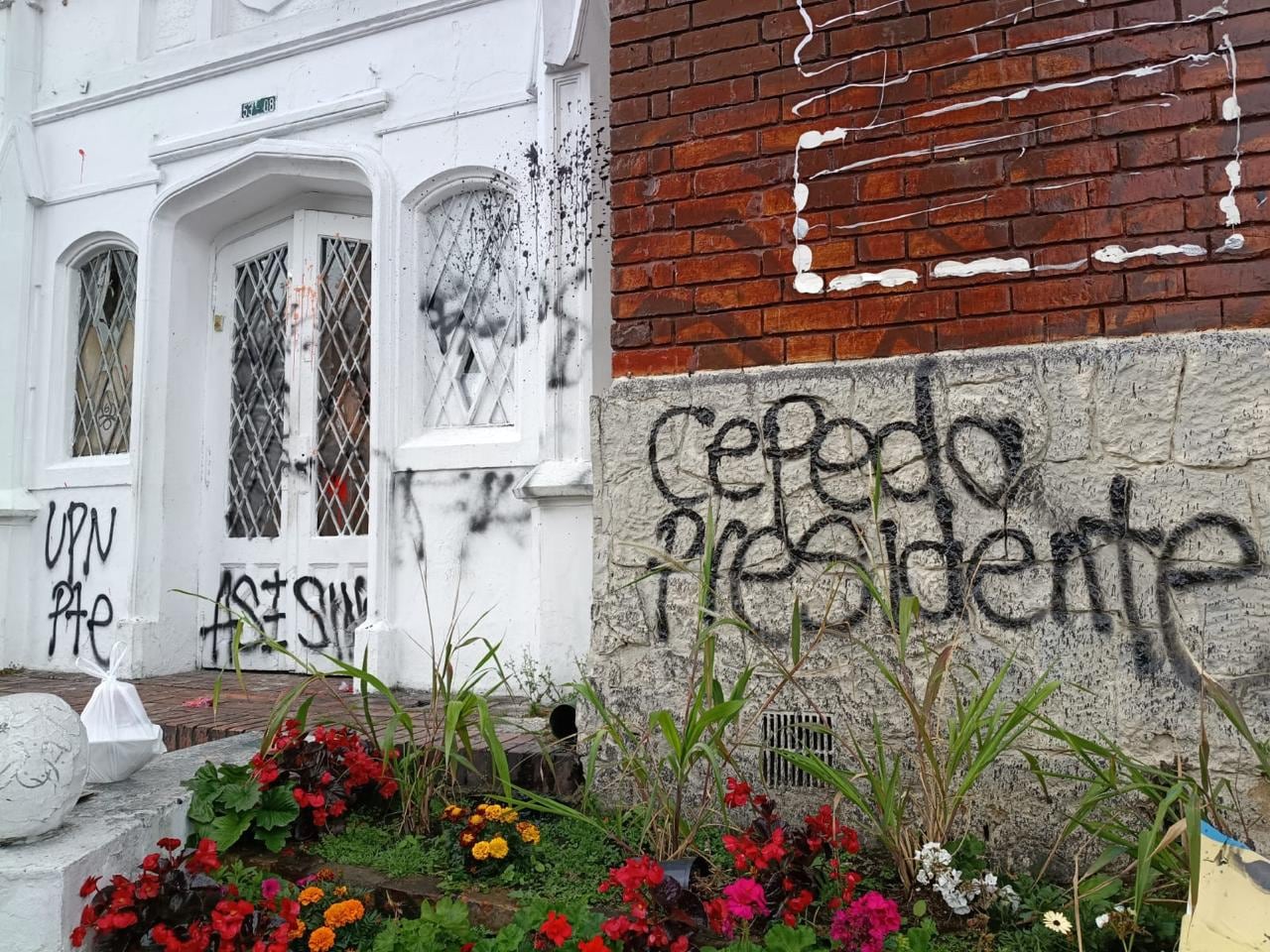 Vandalizan sede Paloma Valencia.
