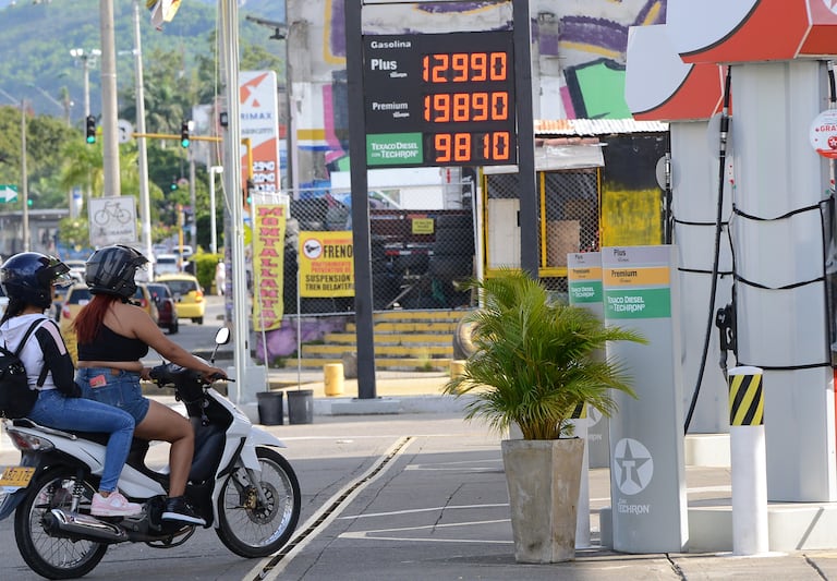 Cali: Economía. Nuevamente, el precio de la gasolina corriente se incrementó en 600 pesos, igual que el mes pasado, llegado en Cali a los casi 13 mil pesos por galón en ciertas estaciones.Todo esto dentro de las últimas declaraciones del presidente Gustavo Petro dice que no habrá cambios en política de importación de gasolina