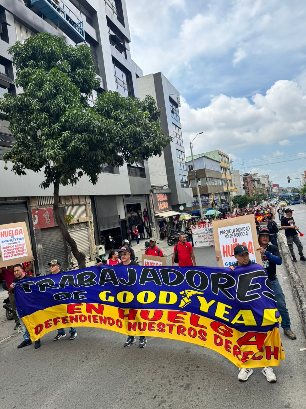 La protesta continúa debido a que no se ha logrado un acuerdo entre las partes; los trabajadores mantienen sus exigencias y no se registran avances en las negociaciones.