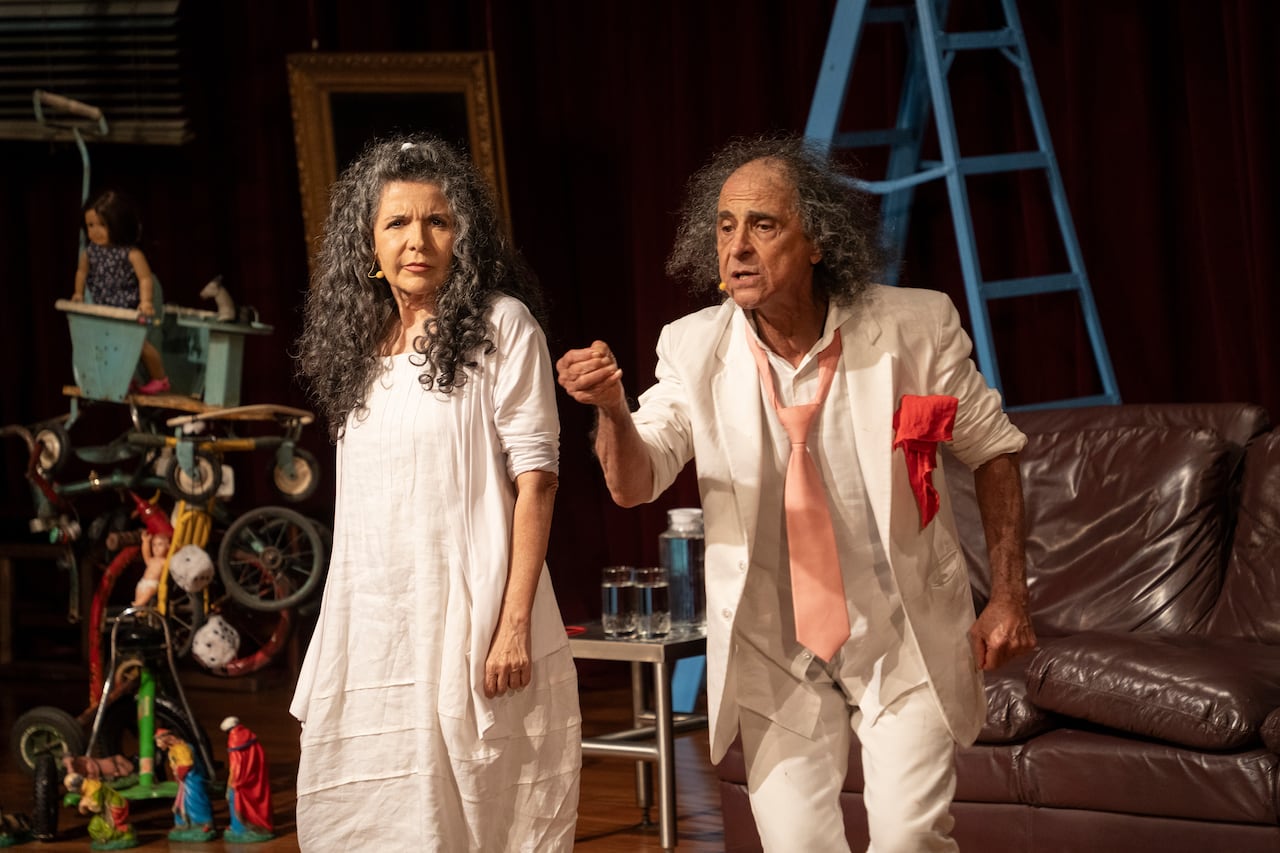 Águila Descalza celebra cuatro décadas de humor y amor en las tablas.