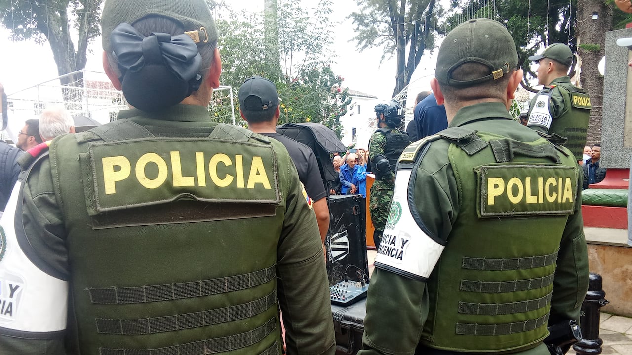 Dos integrantes de la Policía Metropolitana de Popayán durante la ofrenda floral en el parque Caldas.
