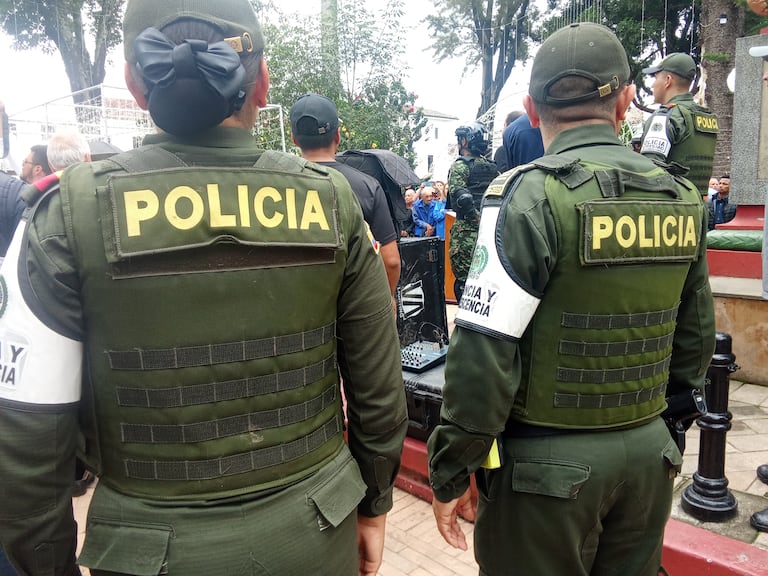 Dos integrantes de la Policía Metropolitana de Popayán durante la ofrenda floral en el parque Caldas.