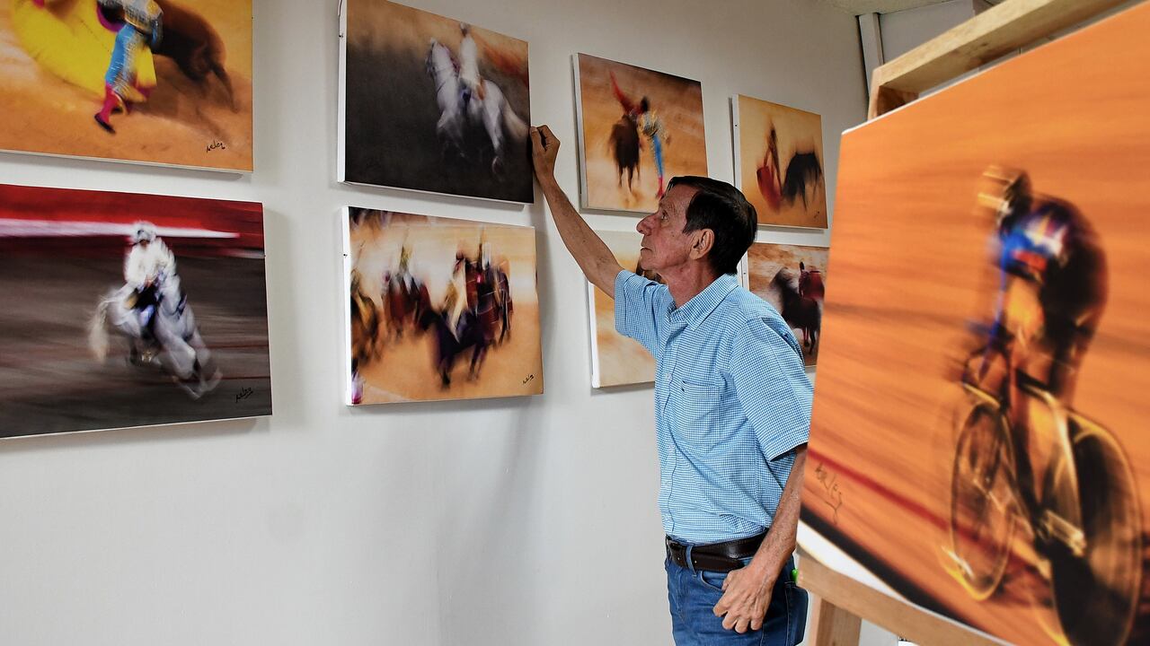 Vé: Exposición por sus 35 años como fotógrafo profesional Arley Acosta en la Biblioteca Departamental. Foto José L Guzmán. EL País.
