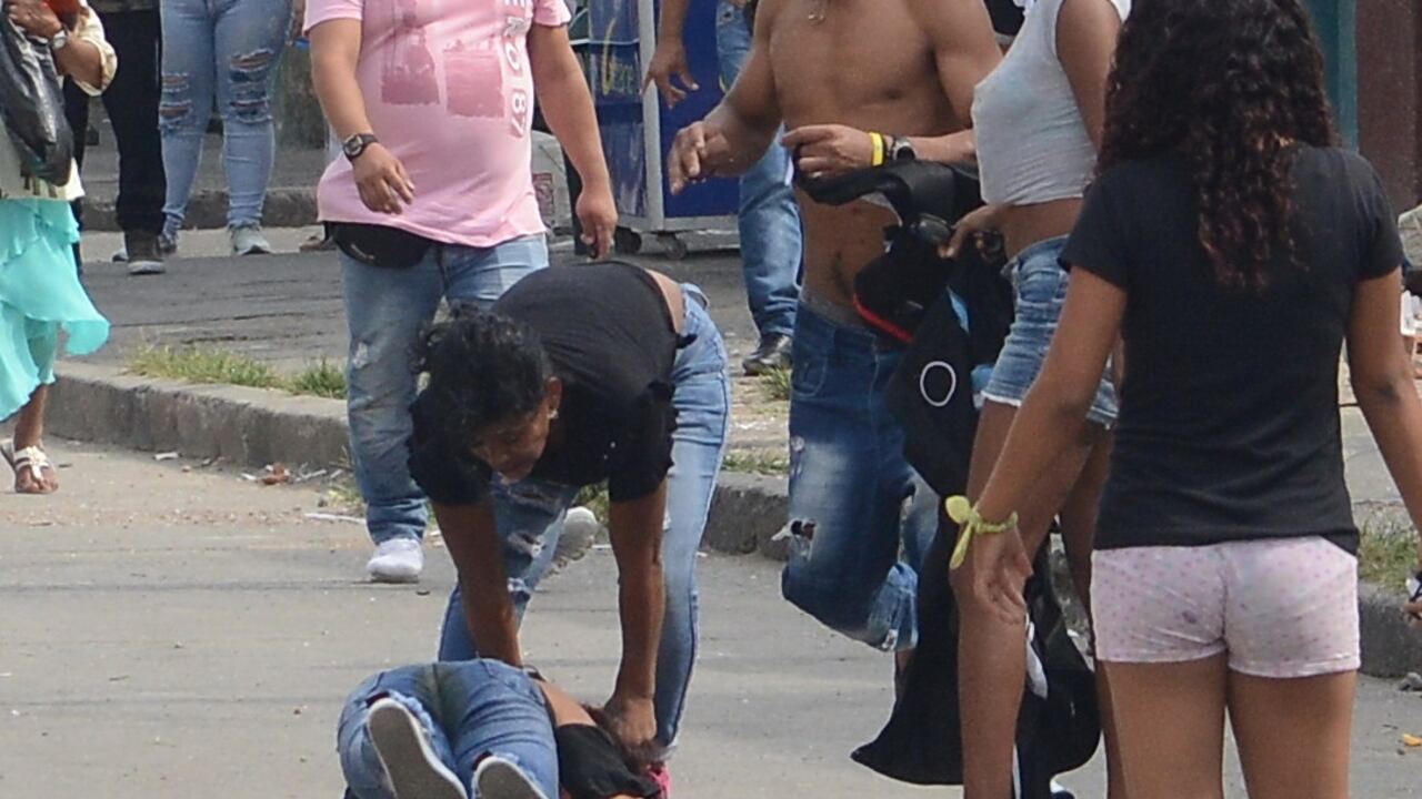 Cali: Intolerancia, peleas callejera, agresión, maltrato. foto José L Guzmán. El País. julio 11-23