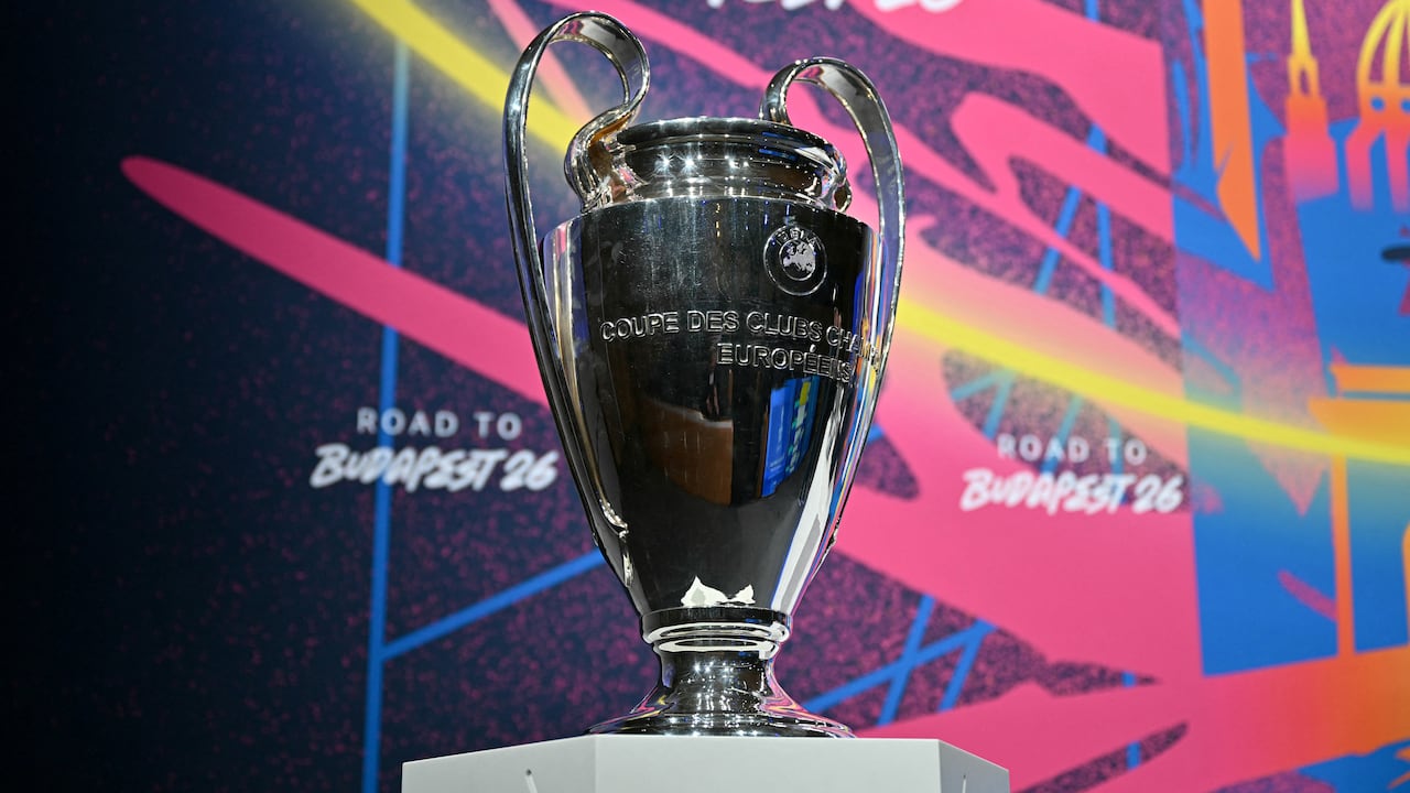Esta fotografía muestra la Copa de la Liga de Campeones de la UEFA antes del sorteo de octavos de final, cuartos de final y semifinales de la Liga de Campeones de la UEFA 2025-2026 en la Casa del Fútbol Europeo en Nyon, Suiza occidental, el 27 de febrero de 2026. (Foto de Harold CUNNINGHAM / AFP)
