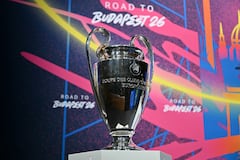 Esta fotografía muestra la Copa de la Liga de Campeones de la UEFA antes del sorteo de octavos de final, cuartos de final y semifinales de la Liga de Campeones de la UEFA 2025-2026 en la Casa del Fútbol Europeo en Nyon, Suiza occidental, el 27 de febrero de 2026. (Foto de Harold CUNNINGHAM / AFP)