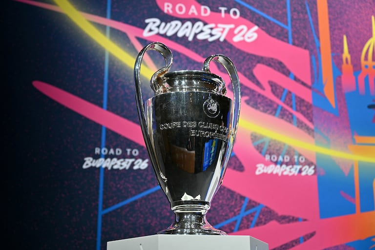 Esta fotografía muestra la Copa de la Liga de Campeones de la UEFA antes del sorteo de octavos de final, cuartos de final y semifinales de la Liga de Campeones de la UEFA 2025-2026 en la Casa del Fútbol Europeo en Nyon, Suiza occidental, el 27 de febrero de 2026. (Foto de Harold CUNNINGHAM / AFP)
