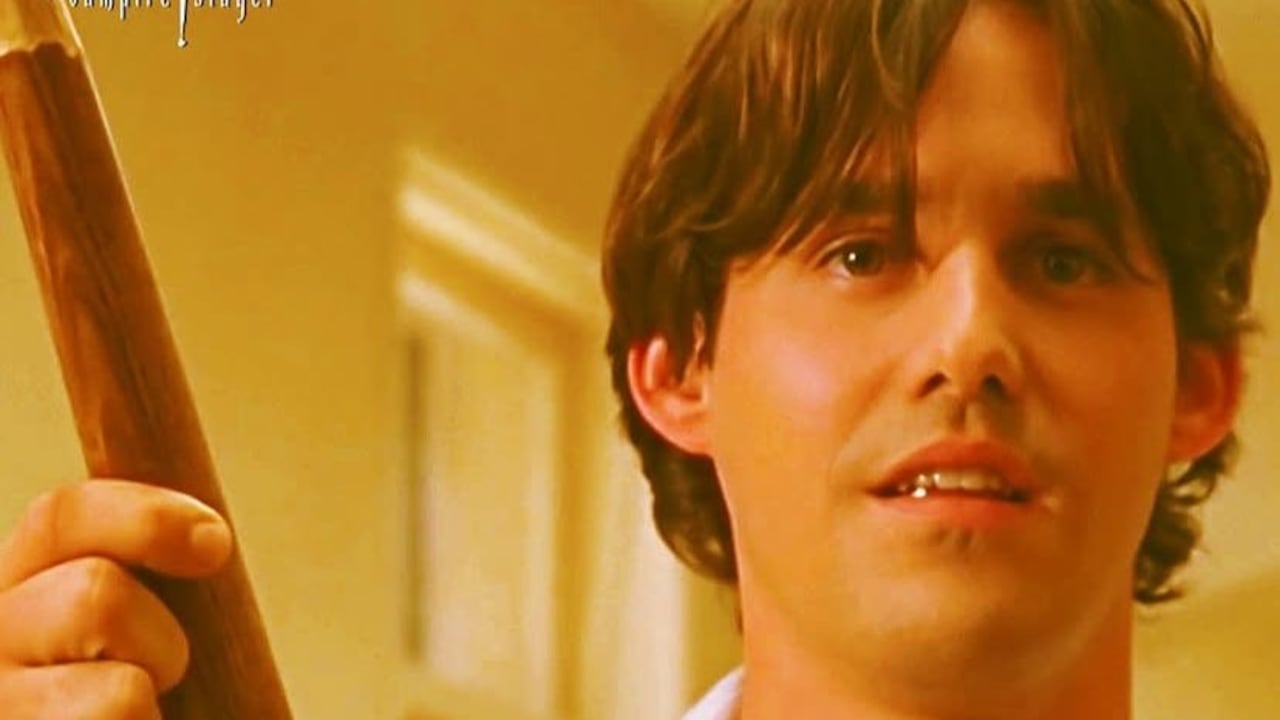 El intérprete estadounidense Nicholas Brendon alcanzó reconocimiento internacional en la televisión de finales de los noventa gracias a su participación en la serie de culto Buffy, la cazavampiros.