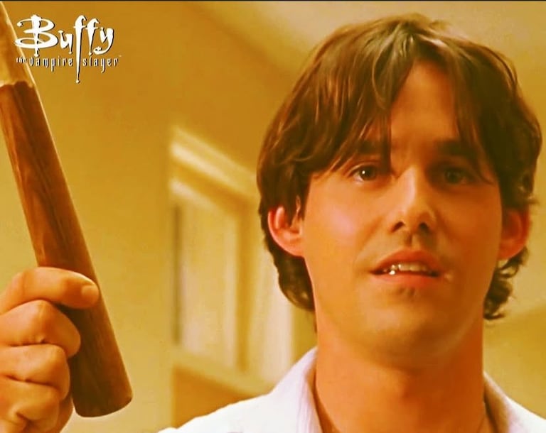 El intérprete estadounidense Nicholas Brendon alcanzó reconocimiento internacional en la televisión de finales de los noventa gracias a su participación en la serie de culto Buffy, la cazavampiros.