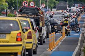 Dadas las obras de alcantarillado realizadas por Emcali, la Autopista Suroriental -entre carreras 29B y 35- fue cerrada por alrededor de 80 días. La Secretaría de Movilidad de Cali ha sugerido tomar vías alternas como las calles 13 y 14. Pasados los 80 días, las obras se desplazarán a la Calle 9, al pie de la Canchas Panamericanas.