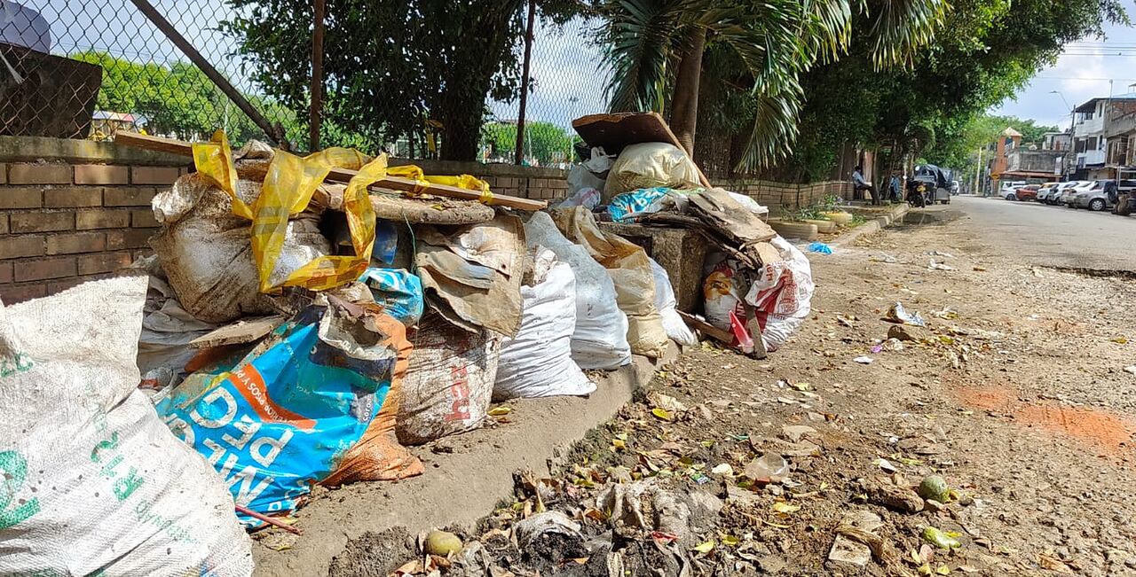Denuncia ciudadana. Obras inconclusas de Emcali terminan como botadero de basuras. Foto Jorge Orozco