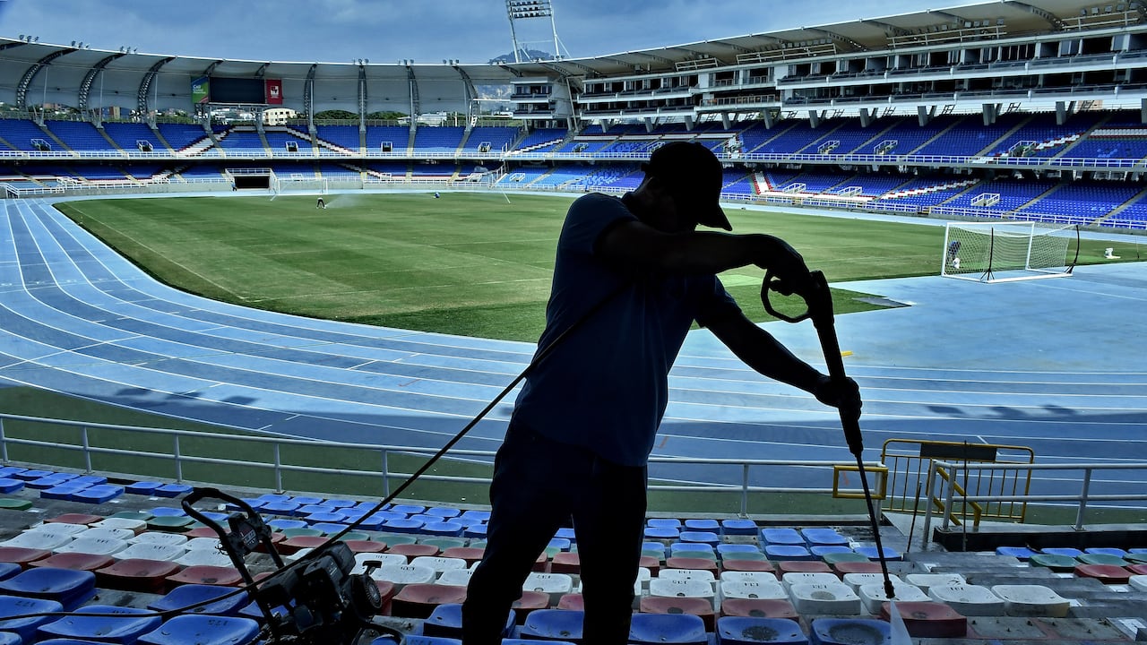 Otra vez el Estadio Pascual Guerrero esta quedando en buenas condiciones , después del que el año pasado hinchas del América dañaron gran parte de las graderías y baños de la zona sur.
también dejando a punto el tema de la grama ya que con los conciertos de diciembre se deteriora mucho. Fotos Raúl Palacios / El País.