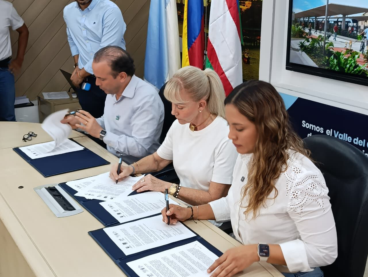 La gobernadora Dilian Francisca Toro y los alcaldes de Cali y Jamundí firman convenio de cofinanciación del 30% Tren de Cercanías.