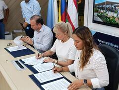 La gobernadora Dilian Francisca Toro y los alcaldes de Cali y Jamundí firman convenio de cofinanciación del 30% Tren de Cercanías.